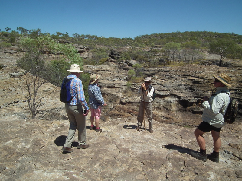 Guide giving explanations